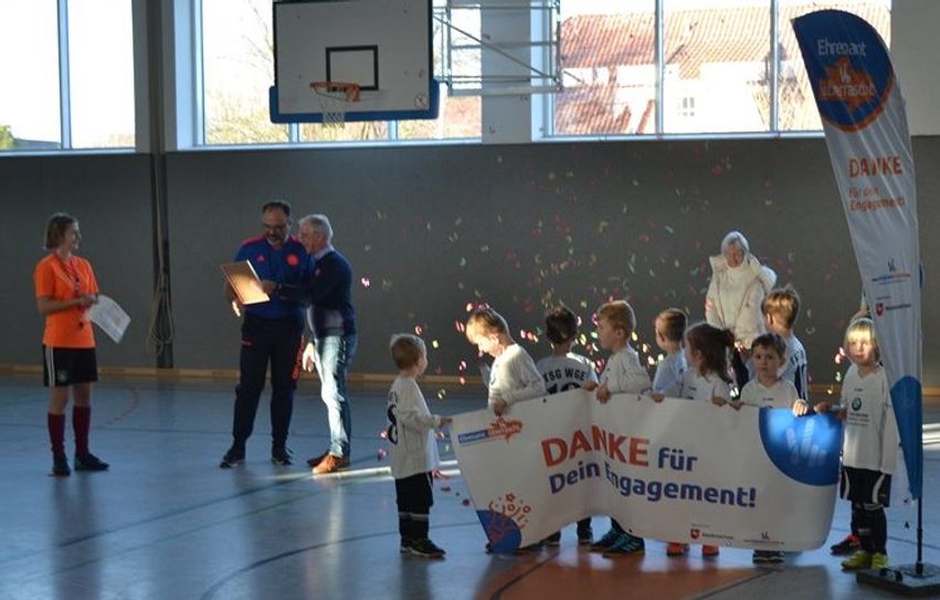 Beim Weihnachtsturnier der Jugendfußballer der TSG WGE wurde Oliver Müller vom Kreissportbund Osterholz als Vereinsheld ausgezeichnet.  Foto: eb