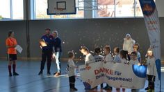 Beim Weihnachtsturnier der Jugendfußballer der TSG WGE wurde Oliver Müller vom Kreissportbund Osterholz als Vereinsheld ausgezeichnet.  Foto: eb