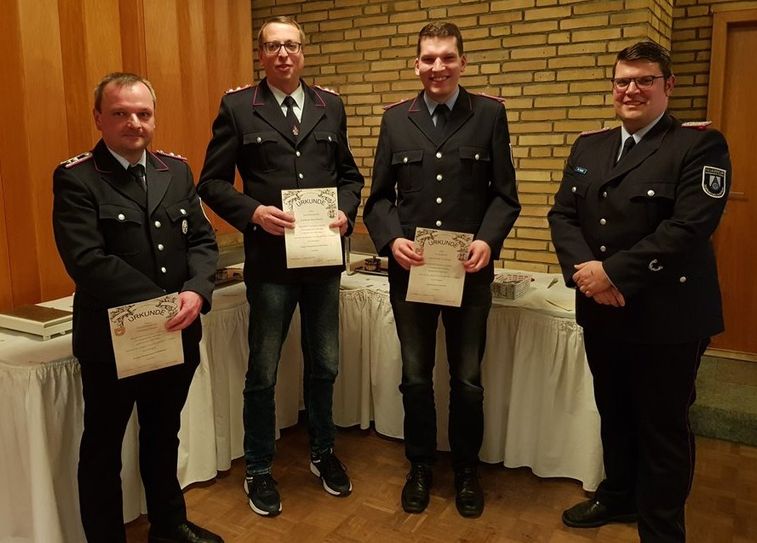 Die Geehrten v.l.n.r.: Christian Brandt (erster Hauptfeuerwehrmann), Friedhelm Brunckhorst (erster Hauptfeuerwehrmann und Bürgermeister), Jan-Hinrich Tomforde (Oberfeuerwehrmann) und Ortbrandmeister Robert Huth.  Foto: eb