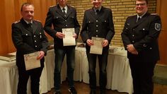 Die Geehrten v.l.n.r.: Christian Brandt (erster Hauptfeuerwehrmann), Friedhelm Brunckhorst (erster Hauptfeuerwehrmann und Bürgermeister), Jan-Hinrich Tomforde (Oberfeuerwehrmann) und Ortbrandmeister Robert Huth.  Foto: eb