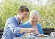 Eine Arbeit nah am Menschen ermöglicht den Senioren die soziale Teilhabe am gesellschaftlichen Leben und wirkt ihrer Einsamkeit entgegen. Für die Senioren-Assistenten als Dienstleister ist die Tätigkeit zugleich Berufung. 
 Foto: djd/Büchmann/Seminare/Stefanie Heider