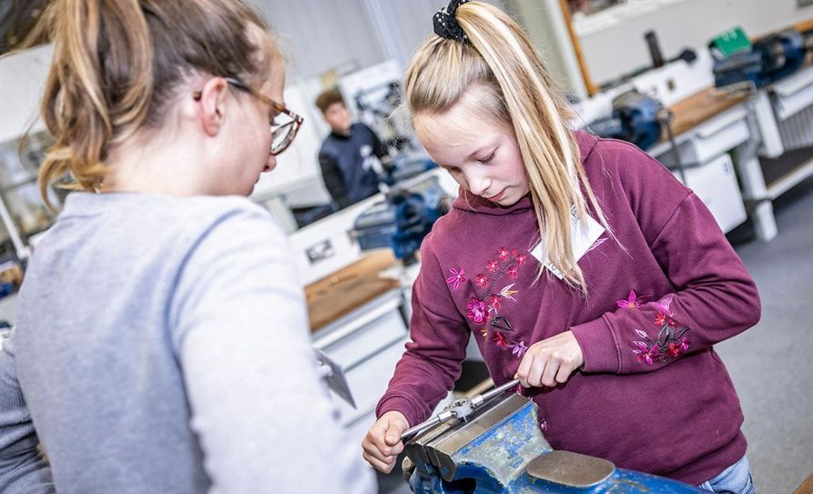 Beim Girls‘Day-Zukunftstag können Mädchen ihre Talente in Handwerksberufen entdecken.
 Foto: djd/kompentenzz.de/Björn Gaus