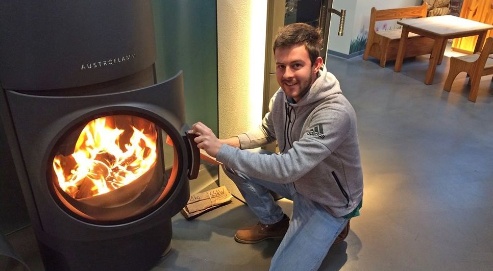 Ofen- und Luftheizungsbauer gestalten moderne Feuerstätten in vielfältigen kreativen Formen, Materialien und Ausführungen. Foto: djd/www.kachelofenwelt.de