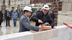 Traditionell setzten Landrat Bernd Lütjen und Schulleiter Dr. Denis Ugurcu eine Zeitkapsel in das Mauerwerk ein.  Foto: eb