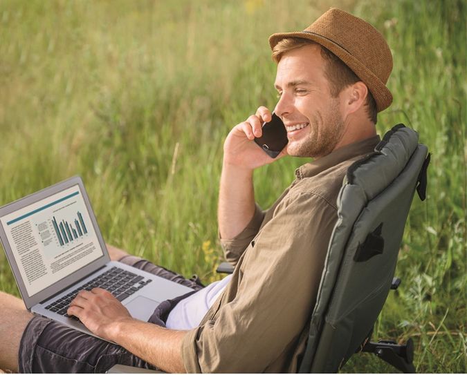 Wer außerhalb des Arbeitsplatzes geschäftliche Telefonate führt, sollte darauf achten, dass niemand mithört. 
 Foto: YakobchukOlena/Fotolia/randstad