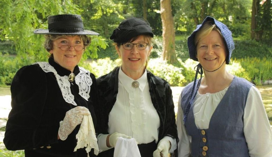 Die Gästeführerinnen Regina Behnken, Anita Brunkhorst und Anita Ross schlüpfen bei der „EntFührung in das 19. Jahrhundert“ in verschiedenen Rollen. Foto: Bachmann-Museum Bremervörde