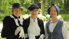 Die Gästeführerinnen Regina Behnken, Anita Brunkhorst und Anita Ross schlüpfen bei der „EntFührung in das 19. Jahrhundert“ in verschiedenen Rollen. Foto: Bachmann-Museum Bremervörde