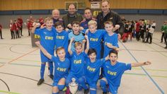 Die Kicker der JSG Ramesloh/Maschen gingen als Sieger beim EWE-Wintercup in Oerel hervor und qualifizierten sich damit für das große Endturnier in Oldenburg. Es gratulierten auch Ex-NationalspielerJens Nowotny und EWE-Regionallieter Rolf Wellbrock. Foto: eb