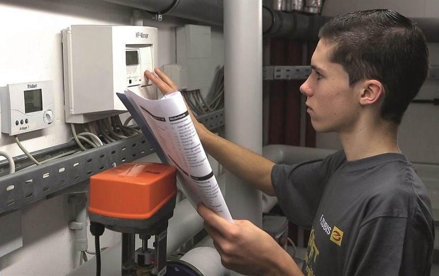 Einer der beliebtesten Ausbildungsberufe im Handwerk: Elektroniker für Betriebstechnik. 
 Foto: Biernath/Bilderwerk Wiesbaden/randstad