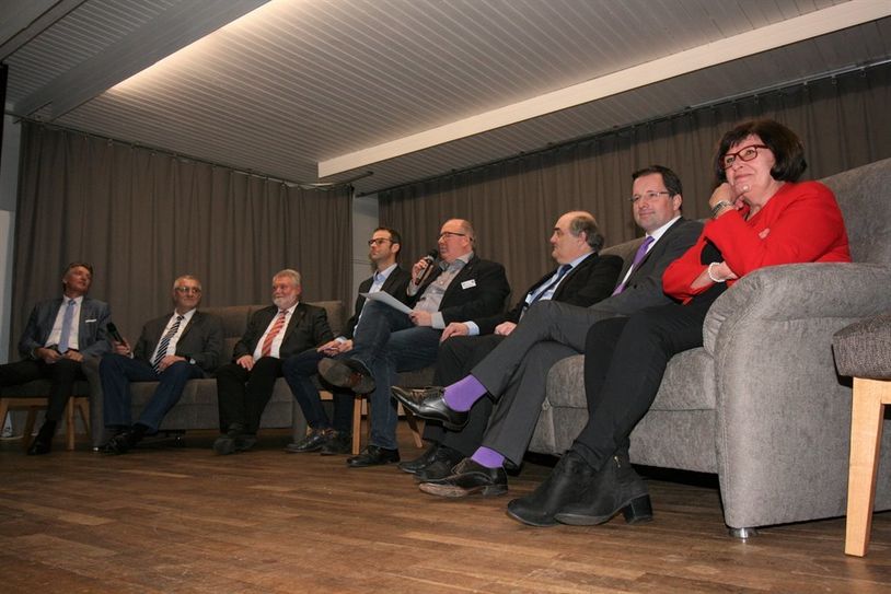 Der Höhepunkt des Abends, der „Talk auf dem Kutenholzer Sofa“ mit dem stellvertretenden Landrat Hans-Jürgen Detje (v.l.), dem Kutenholzer Bürgermeister Gerhard Seba, dem Fredenbecker Samtgemeindebürgermeister Ralf Handelsmann, Daniel Jahnke und Rudolf Meyn, beide Runder Tisch Kutenholz, Michael Peters von der KVG Stade sowie den Landtagsabgeordneten Kai Siegfried und Petra Tiemann. Foto: sla