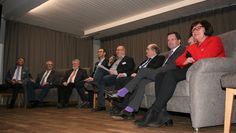 Der Höhepunkt des Abends, der „Talk auf dem Kutenholzer Sofa“ mit dem stellvertretenden Landrat Hans-Jürgen Detje (v.l.), dem Kutenholzer Bürgermeister Gerhard Seba, dem Fredenbecker Samtgemeindebürgermeister Ralf Handelsmann, Daniel Jahnke und Rudolf Meyn, beide Runder Tisch Kutenholz, Michael Peters von der KVG Stade sowie den Landtagsabgeordneten Kai Siegfried und Petra Tiemann. Foto: sla