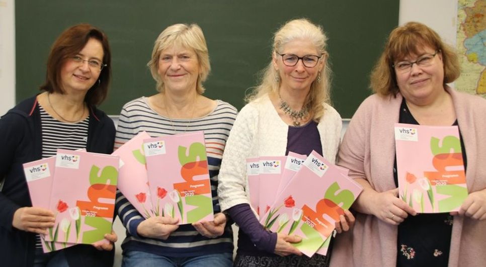 Frisch und frühlingshaft präsentiert sich das neue Programmheft der Volkshochschule. Darüber freuen sich Doris Frederick, Urte Joost-Krüger, Gabriele Haar und Katrin Gellweiler (von links).  Foto: sr