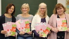 Frisch und frühlingshaft präsentiert sich das neue Programmheft der Volkshochschule. Darüber freuen sich Doris Frederick, Urte Joost-Krüger, Gabriele Haar und Katrin Gellweiler (von links).  Foto: sr