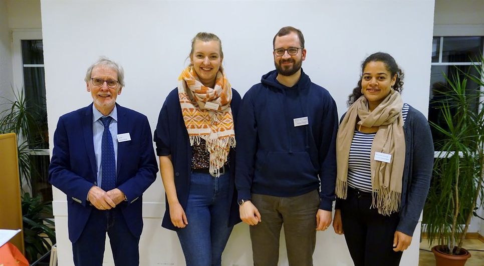 Neu im Kirchenkreis: Die Diakonninen Louisa Backmann (r.) ,Annika Brunotte (2.v.l.) und Pastor Stephan Dreytza. Vorsitzender der Kirchenkreissynode Helmut Kück (li.)stellte die neuen Mitarbeiter vor.  Foto: khe