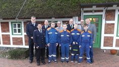 Börde-Jugendfeuerwehrwart Michael Müller (3.v.l.) mit den gewählten und ausgezeichneten Mitgliedern sowie den Ehrengästen.  Foto: sla