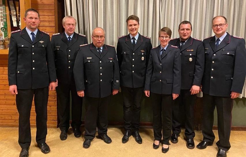 Die geehrten Kameraden mit dem stellvertretenden Stadtbrandmeister Torben Buck (Dritter von links) sowie Ortsbrandmeister Kai Klintworth (rechts).  Foto: eb