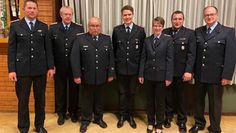 Die geehrten Kameraden mit dem stellvertretenden Stadtbrandmeister Torben Buck (Dritter von links) sowie Ortsbrandmeister Kai Klintworth (rechts).  Foto: eb