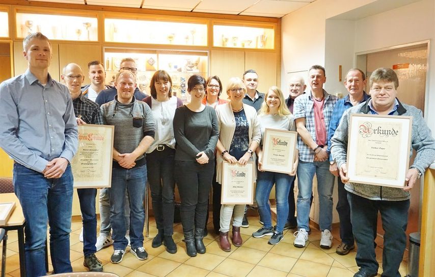 Gute Stimmung beim Frelsdorfer Sportverein TuS 08.  Der neue Vorstizender Johannes von Glahn (li.) gratuliert den langjährigen Mitgliedern und freut sich auf eine gute Zusammenarbeit mit dem neuen Vorstand.  Foto: khe