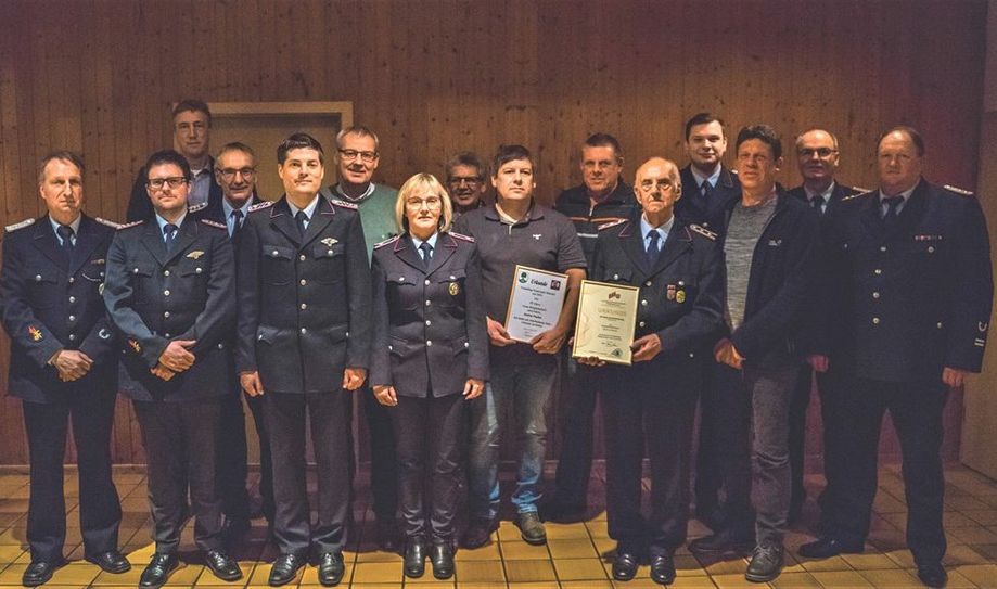 Der Ortsbrandmeister Thomas Dede und der stellvertretende Ortsbrandmeister Nicolai Breden (von links), der Samtgemeindebürgermeister Stephan Meyer (hinten links), der stellvertretende Gemeindebrandmeister Andreas Götsche und Abschnittsleiter Jörg Suske (von rechts) mit den Gewählten,Beförderten und Geehrten.  Foto: eb