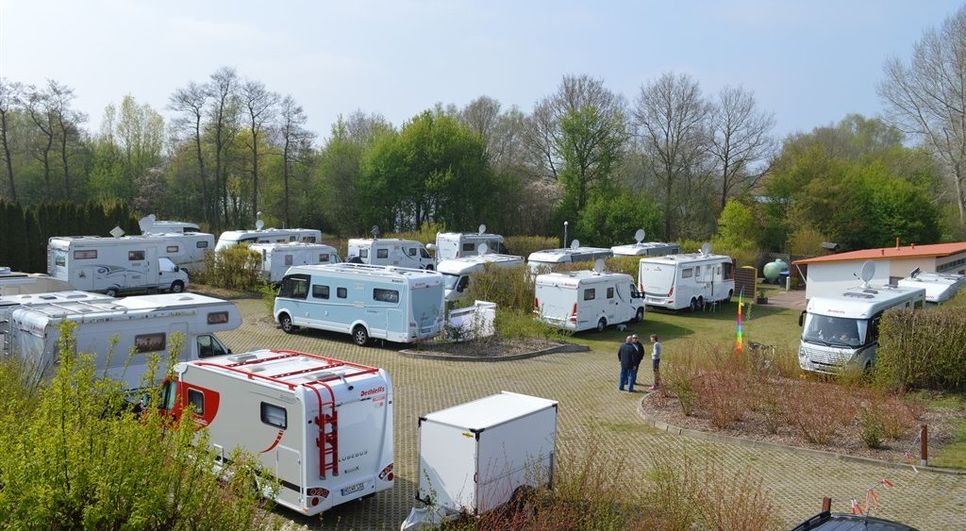 Auf der Wohnmobilstation am Vörder See in Bremervörde findet vom 28. April bis 1. Mai 2020 zum neunten Mal das Wohnmobiltreffen „Maibaumfest“ statt.  Foto: eb