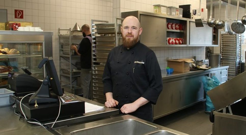 Betriebsleiter Mike Kühnl in der modernen und gut ausgestatteten Mensaküche.  Foto: sr