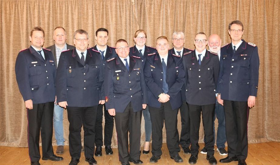 Gewählte, beförderte und geehrte Mitglieder der Ortsfeuerwehr Ebersdorf gemeinsam mit den Vertretern aus Verwaltung und der Feuerwehrführung.  Foto: Feuerwehr Ebersdorf