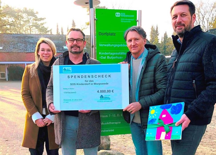 Von links: Symbolische Scheckübergaben mit Sonja Oelfken, Joachim Schuch (beide SOS-Kinderdorf), Peter Laschat und Holger Bonner (Tönjes &amp; Meichsner).  Foto: eb