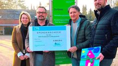 Von links: Symbolische Scheckübergaben mit Sonja Oelfken, Joachim Schuch (beide SOS-Kinderdorf), Peter Laschat und Holger Bonner (Tönjes &amp; Meichsner).  Foto: eb