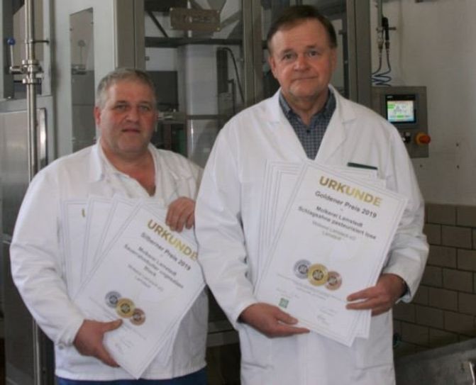 Molkereidirektor Manfred Tiedemann (rechts) und der technische Leiter  Jan Bornemann freuen sich einmal mehr über die DLG-Auszeichnungen.  Foto: sla