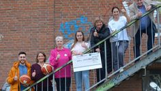 Von links: Niklas Dettlof (Abteilungsleiter Basketball Bremen 1860), Stefanie Oelfke (Spielerin Bremen 1860), Hannelore Klier (Vorstandsmitglied Stiftung Starke Kinder), Ekaterina Kondiliabrova, Ursel Fuchs-Kehlenbeck (Vorstandsmitglied Stiftung Starke Kinder), Marina Karmelic (Spielerin TV Falkenberg), Rolf Grotheer (Vorsitzender TV Falkenberg).  Foto: eb