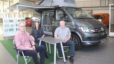 Neu im Autohaus Spreckelsen: Der  VW California ist Wohnzimmer, Küche und Schlafzimmer in einem. Er bietet Platz für vier Personen. Deutlich mehr Menschen werden sich am 8. Februar in der Halle des Autohauses einfinden, denn an diesem Tag findet der nächste Aelternabend dort statt. Von links: Betriebsleiter Andreas Lemke, Tanja Cordes (Marketing) und Verkaufsleiter Bernd Gooßen.   Foto: Archiv (im)