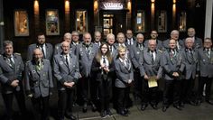 Das Schützenwesen funktioniert in Beverstedt.Hauptmann Lutz Frese (links) mit den geehrten Schützenschwestern und Schützenbrüdern des Schützenverein Beverstedt.  Foto khe