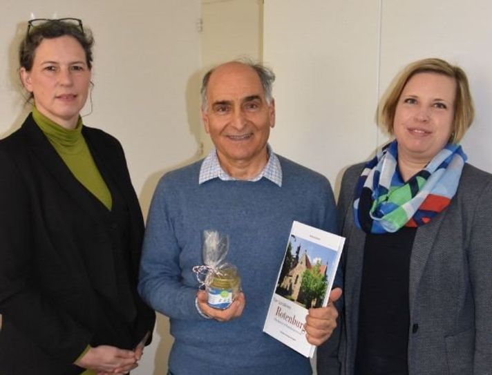 Imke Colshorn (links) und Heike von Ostrowski (rechts) bedankte sich bei Hüseyin Sarigül für seinen Einsatz als Integrationsbeauftragter.  Foto: eb