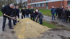 Am offiziellen Spatenstich für die neue Sporthalle der nahmen neben Vertretern von Verwaltung,         Politik und beteiligten Firmen auch Schülerinnen und Schüler der IGS teil.  Foto: hc