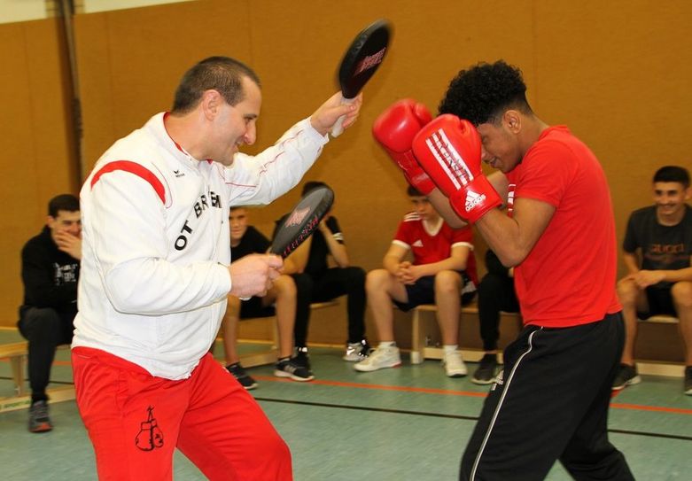 Boxtrainer Henrik Ohanyan (links) vom OT Bremen trainiert mit Schüler Sajad Kertani.  Foto: mr