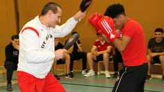 Boxtrainer Henrik Ohanyan (links) vom OT Bremen trainiert mit Schüler Sajad Kertani.  Foto: mr