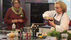 Gitta Schnelle (links) und Barbara Stadtler gaben Tipps für eine leckere und leichte Küche.  Foto: eb