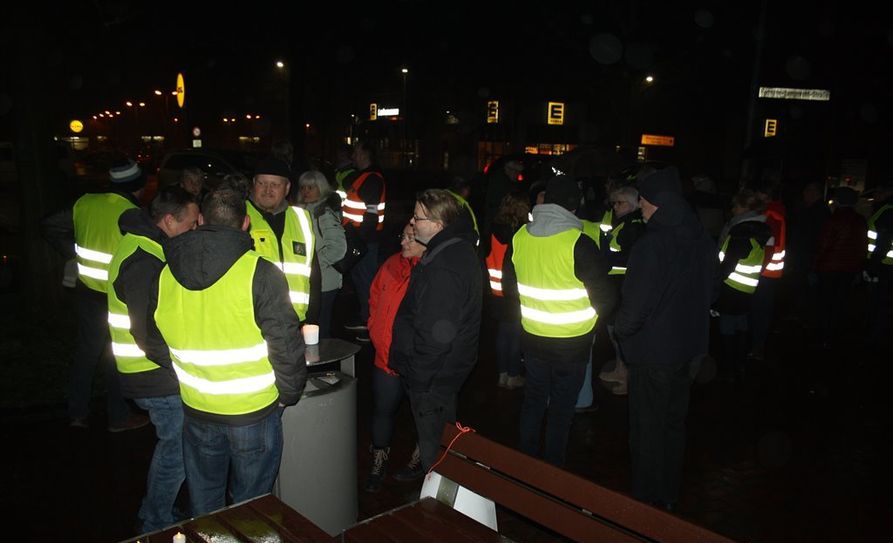 Am Kreisel in Gnarrenburg fand eine Mahnwache zum Thema „Fridays gegen Altersarmut“ statt. 
 Foto: fr