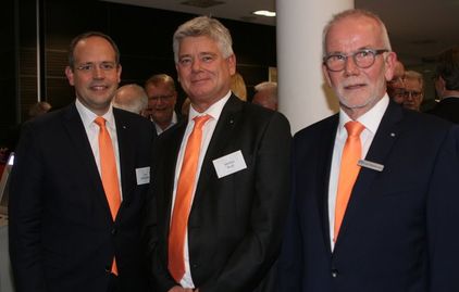 Von links: Der Volksbank-Vorstand Jan Mackenberg, Mathias Knoll und Frank Wassermann freute sich über den Besuch von mehr als 300 Gästen.  Foto: sla