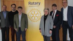 Die Adventskalender-Aktion des Rotary Clubs Bremervörde-Zeven war ein voller Erfolg. Über eine Spende von jeweils 4.666 Euro freuten sich Pastor Volker Rosenfeld vom stationären Hospiz, Heinz Bovenschulte vom ambulanten Hospizdienst (v.l.) sowie Barbara Illig von der Krebsfürsorge, (4.v.l.). Übergeben wurde die Spende von Rotary Präsident Ulf-Johannes zum Felde und den beiden Rotary Club Mitgliedern Marco Tulodetzki und Ralf Paulsen.  Foto: im