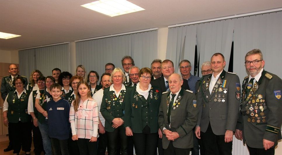 Vorsitzender Lutz Mangels (l.)  mit den geehrten und gewählten Mitgliedern sowie Bürgermeister Manfred Knust.  Foto: sla