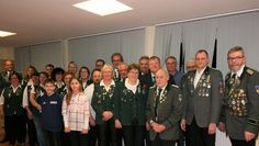 Vorsitzender Lutz Mangels (l.)  mit den geehrten und gewählten Mitgliedern sowie Bürgermeister Manfred Knust.  Foto: sla