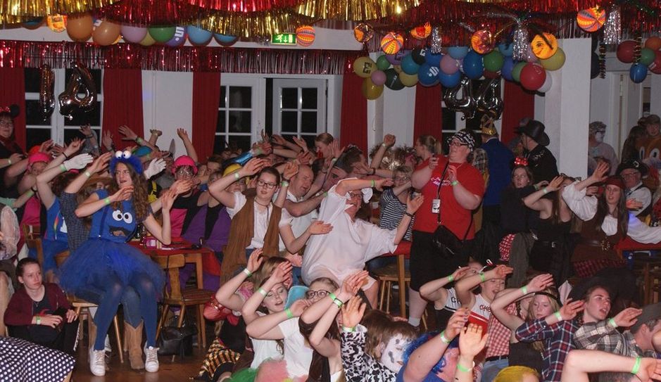 Im buntgeschmückten Saal vom Gasthof Steffens geht am Rosenmontag „die Post ab“. Hier herrscht Partystimmung pur. Foto: eb