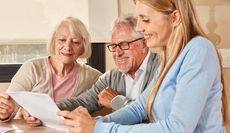 Viele Renter*innen wissen gar nicht, dass sie ihre Rente versteuern müssen. Damit es keine keine böse Fiskusüberraschung gibt, bietet der ANZEIGER einen Überblick übers Thema Steuerpflicht für Senior*innen. Foto: adobestock/Robert Kneschke