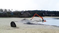 Bei Baggerarbeiten am Stedener See kam ein Bagger ins Rutschen und versank mit seinem Hinterteil im Wasser.   Foto: V. Kichciak