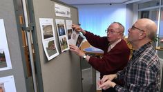 Dorfchronist Heinz Hauschild und Gerd Tessmann (r.) stellen den bebilderten Jahresrückblick im Empfang der Geschäftsstelle der Kreissparkasse in Kutenholz zusammen. Foto: eb