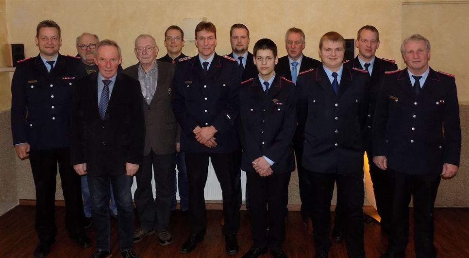 Gemeindebrandmeister Stephan Beushausen, Ortsbürgermeister Heinz Buck, Hinrich Henke, stellvertretender Ortsbrandmeister Dirk Steffens, Mirko Riedewald, Leon Siems und Ortsbrandmeister Bernhard Hadeler. Hintere Reihe von links: Jörg Rosenberg, stellv. Samtgemeindebürgermeister Marco Noetzelmann, Christian Kahrs, Klaus Mangels, Malte Tiedemann. Foto: eb