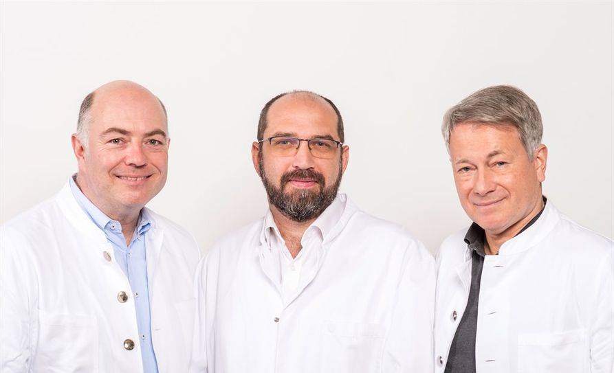 Das neue Trio des norddeutschen Venenzentrums: Dr. Ovidiu-Cosmin Godina (Mitte) steht ab sofort Dr. Guido Bruning (links) und Dr. Harald als Sektionsleiter zur Seite.  Foto: eb