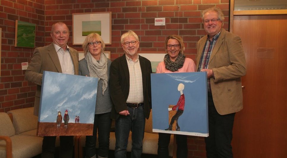 Bürgermesiter Detlev Fischer (l.) freute sich gemeinsam mit Manfred Bordiehn, Britta Nehring und Adolf Heise darüber (v.r.), zwei Bilder von Gerd Rehpenning in die Artothek aufnehmen zu können. Überreicht wurden diesen von der Schwester des verstorbenen Künstlers, Rita Rehpenning. Foto: mk