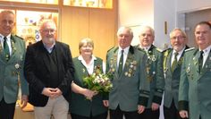 Vorsitzender Chris Ulrichs gratuliert den Geehrten Günter Lührs, Gerhardt Wendt, Peter Mittag, Nora Mittag, Heinz-Dieter Brüning und Heiner Riggers (v.r.).  Foto: khe